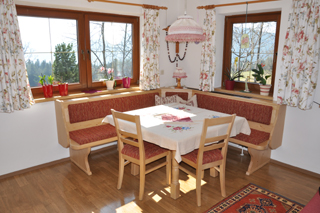 Eckbank mit Tisch und Sessel