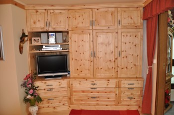 Wohnzimmerschrank mit massiver Zirbenfront